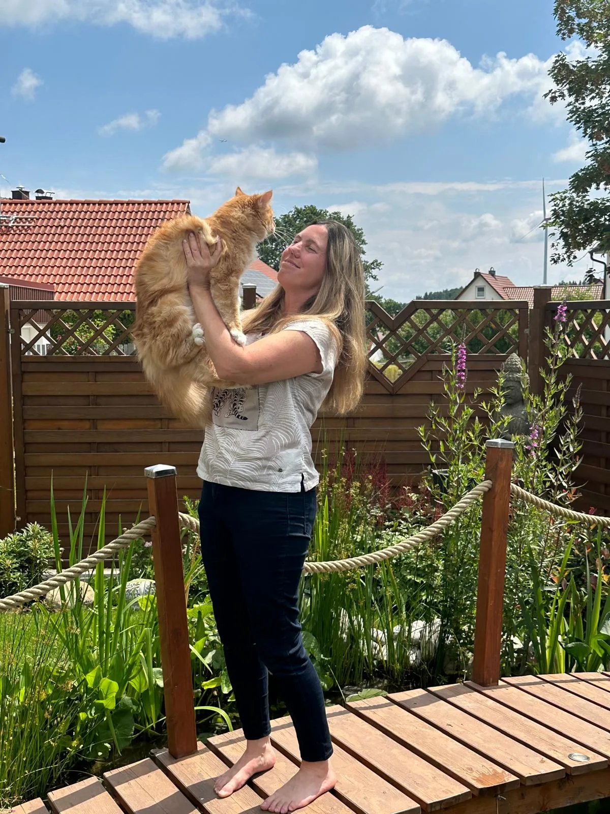 Cornelia Kiemer hält Katze in den Händen